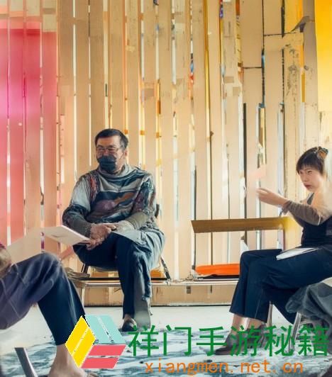 兰姨捂着嘴怕发出声响吵到风，提醒日子中那些细腻的情感与灵敏时间